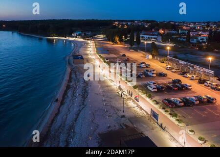 Vue aérienne de la promenade de Fazana au crépuscule, Istrie, Croatie Banque D'Images