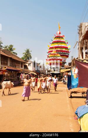 Grand ancien char en bois à Gokarna. 09 mars 2016. Gokarna, Karnataka, Inde Banque D'Images