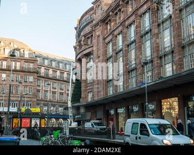 Strasbourg, France - 9 novembre 2020 : installation d'un grand sapin de Noël sur la façade du bâtiment des Galeries Lafayette à Strasbourg avec peu de piétons en raison du confinement national français Banque D'Images