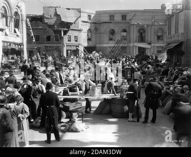 Studio ensemble de la ville après le tremblement de terre avec Extras et MGM Sign en haut à droite pendant le tournage de dans SAN FRANCISCO 1936 réalisateur W.S. VAN DIKE Story Robert E. Hopkins scénario Anita Loos Metro Goldwyn Mayer Banque D'Images