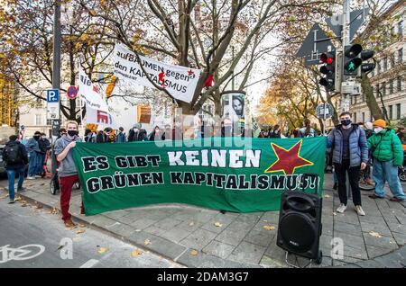 Munich, Bavière, Allemagne. 13 novembre 2020. Vendredi pour l'avenir l'Allemagne est revenue dans les rues pendant la deuxième vague de coronavirus pour protester contre le défrichement de la forêt de DannenrodÂ (Dannenr Forst). Les manifestants se sont emparés de Marienplatz jusqu'aux bureaux du Parti Vert où trois manifestants ont gravi un arbre et ont accroché une bannière, ce qui a finalement abouti à une réponse de la police qui a été initialement résolue pacifiquement jusqu'à ce que des officiers en civil non identifiés aient tenté une arrestation sans s'identifier selon les témoins. La forêt est actuellement en cours de propreté pour l'Aut Banque D'Images