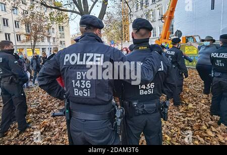 Munich, Bavière, Allemagne. 13 novembre 2020. Deux commandos USK de la police de Munich (souvent utilisés comme police anti-émeute) ont un échange amical pendant un vendredi pour une manifestation future. Credit: Sachelle Babbar/ZUMA Wire/Alay Live News Banque D'Images