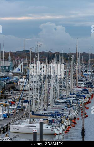 une marina très animée à lymington, dans la nouvelle forêt. Une forêt de mâts dans un port de plaisance plein de bateaux, Banque D'Images