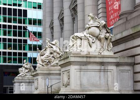 Trois des quatre sculptures en marbre qui bordent les marches avant de la U.S. Custom House (1907) à Lower Manhattan, New York Banque D'Images