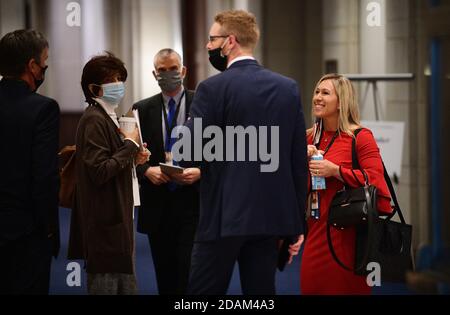 La Représentante-élue des États-Unis, Marjorie Taylor Greene (républicaine de Géorgie), à droite, se joint aux autres pour une discussion lors d'une orientation du Congrès sur Capitol Hill à Washington, DC, le 13 novembre 2020. Crédit : Astrid Riecken/Pool via CNP | utilisation dans le monde entier Banque D'Images