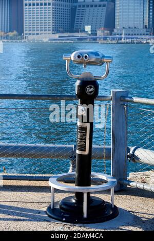 Un oscilloscope binoculaire à pièces est installé dans le Brooklyn Bridge Park, sur la rivière East. Banque D'Images