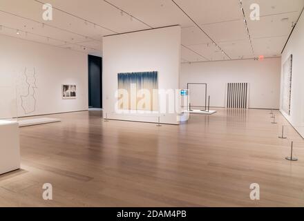 New York, NY - 13 novembre 2020 : vue d'installation d'une galerie nommée toucher le vide lors de l'ouverture de la première révélation d'automne de MoMA Banque D'Images