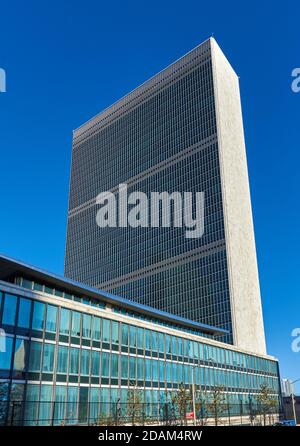 Bâtiment du Secrétariat de l'ONU de 39 étages (1950) et Bibliothèque Dag Hammarskjöld. Banque D'Images