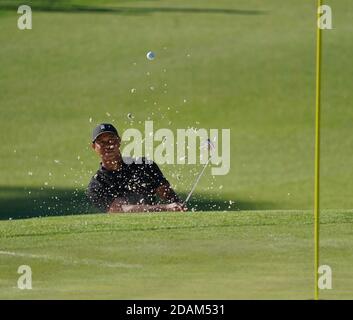 Augusta, États-Unis. 13 novembre 2020. Tiger Woods sort du sable vers le picot du 2ème trou lors de la deuxième partie du tournoi de golf Masters 2020 au Augusta National Golf Club, Géorgie, le vendredi 13 novembre 2020. Photo de Kevin Dietsch/UPI crédit: UPI/Alay Live News Banque D'Images