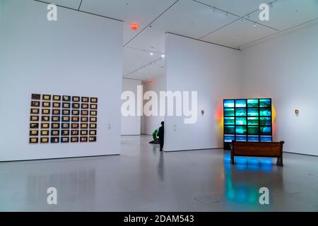 New York, NY - 13 novembre 2020 : garde de sécurité vue dans une des galeries de la MoMA lors de la première exposition de révélation d'automne Banque D'Images