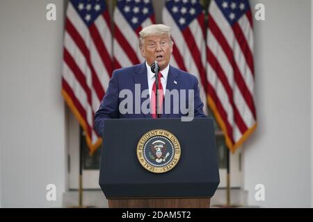 Washington, États-Unis. 13 novembre 2020. LE président AMÉRICAIN Donald Trump fait le point sur l'opération Warp Speed lors d'une conférence de presse sur la pelouse sud de la Maison Blanche à Washington, DC, le vendredi 13 novembre 2020. OWS est un partenariat public-privé, initié par l'administration Trump, pour faciliter et accélérer le développement, la fabrication et la distribution de vaccins, de produits thérapeutiques et de diagnostics COVID-19. Le vice-président Mike Pence s'est joint à Trump à la conférence. Photo de Chris Kleponis/UPI crédit: UPI/Alay Live News Banque D'Images