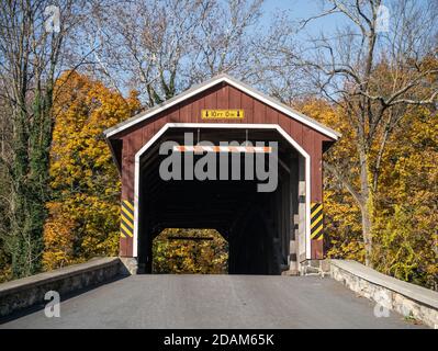 Scène d'automne du pont couvert Amish Red dans le comté rural de Lancaster, en Pennsylvanie Banque D'Images