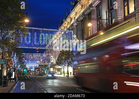 Des « rideaux » de Noël sur Oxford Street en 2020, année de la pandémie du coronavirus, tandis que les magasins restent fermés pendant le deuxième confinement national, dans le centre de Londres, au Royaume-Uni Banque D'Images