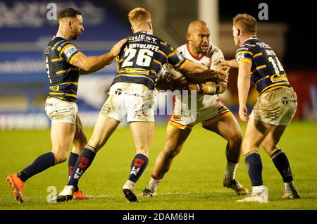 Sam Moa (au centre) de Catalans Dragons est affronté par Alex Sutcliffe et Brad Dwyer de Leeds Rhinos lors du match de la Super League de Betfred au stade Halliwell Jones, à Warrington. Banque D'Images