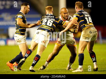 Sam Moa (au centre) de Catalans Dragons est affronté par Alex Sutcliffe et Brad Dwyer de Leeds Rhinos lors du match de la Super League de Betfred au stade Halliwell Jones, à Warrington. Banque D'Images