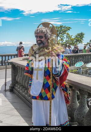 Rio de Janeiro, Brésil - 24 décembre 2008 : plate-forme Christ Rédempteur. Homme souriant habillé de couleurs et d'or pour ressembler à un Saint avec le personnel. O Banque D'Images