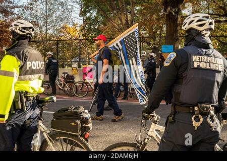 Washington, États-Unis. 13 novembre 2020. Les partisans du président américain Donald Trump s'opposent aux manifestants anti-Trump à BLM Plaza près de la Maison Blanche à Washington, DC, le vendredi 13 novembre 2020. Les partisans de Trump prétendent qu'il est toujours le vainqueur et qu'il continuera pendant encore 4 ans. Photo de Ken Cedeno/UPI. Crédit : UPI/Alay Live News Banque D'Images