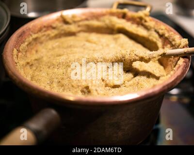 polenta de sarrasin cuite dans un chou-fleur en cuivre Banque D'Images