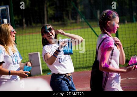 Cracovie, Pologne - 25 août 2019: Une étudiante féminine appréciant / jouant avec les couleurs pendant le festival hindou Holi. Banque D'Images