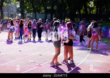 Cracovie, Pologne - 25 août 2019: Les étudiantes apprécient / jouent avec des couleurs pendant le festival hindou Holi. Banque D'Images