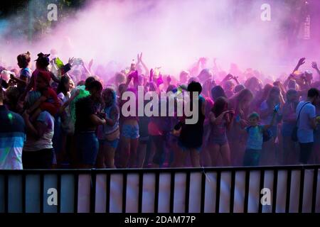 Cracovie, Pologne - 25 août 2019 : des personnes non identifiées jouant avec des couleurs pendant le festival hindou holi. Les mains sont visibles projeter des couleurs dans l'air Banque D'Images