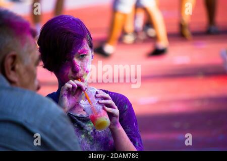 Cracovie, Pologne - 25 août 2019 : étudiante féminine en poudre sur le visage hindou festival holi Banque D'Images