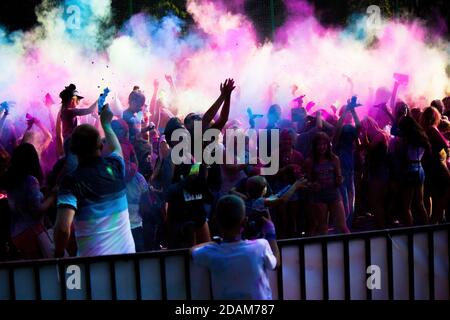 Cracovie, Pologne - 25 août 2019 : des personnes non identifiées jouant avec des couleurs pendant le festival hindou holi. Les mains sont visibles projeter des couleurs dans l'air Banque D'Images