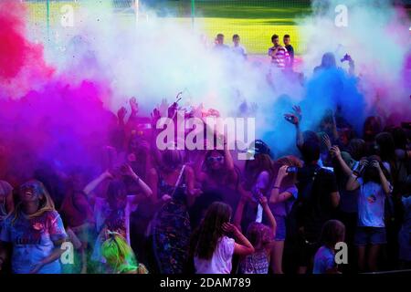 Cracovie, Pologne - 25 août 2019 : des personnes non identifiées jouant avec des couleurs pendant le festival hindou holi. Les mains sont visibles projeter des couleurs dans l'air Banque D'Images