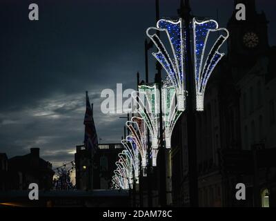 Hereford, Herefordshire, Royaume-Uni. 13 novembre 2020. Les illuminations de Noël de Hereford ont été activées, mais en raison de Covid 19, les célébrations habituelles de High Town ont été remplacées par un événement virtuel. Le maire de Hereford, le conseiller Kath Hey, a été accompagné par le maire junior Theo Ashton et Mark Edwards de Sunshine radio, mais il n'y avait pas de foule pour assister à l'allumage. Crédit : Andrew Compton/Alay Live News Banque D'Images