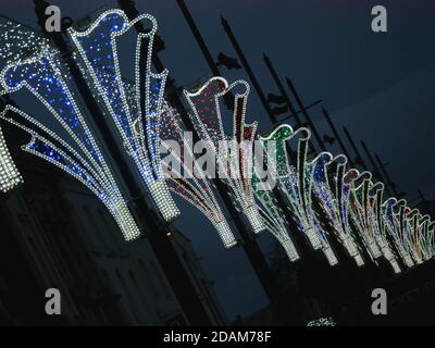 Hereford, Herefordshire, Royaume-Uni. 13 novembre 2020. Les illuminations de Noël de Hereford ont été activées, mais en raison de Covid 19, les célébrations habituelles de High Town ont été remplacées par un événement virtuel. Le maire de Hereford, le conseiller Kath Hey, a été accompagné par le maire junior Theo Ashton et Mark Edwards de Sunshine radio, mais il n'y avait pas de foule pour assister à l'allumage. Crédit : Andrew Compton/Alay Live News Banque D'Images