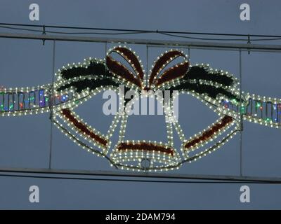 Hereford, Herefordshire, Royaume-Uni. 13 novembre 2020. Les illuminations de Noël de Hereford ont été activées, mais en raison de Covid 19, les célébrations habituelles de High Town ont été remplacées par un événement virtuel. Le maire de Hereford, le conseiller Kath Hey, a été accompagné par le maire junior Theo Ashton et Mark Edwards de Sunshine radio, mais il n'y avait pas de foule pour assister à l'allumage. Crédit : Andrew Compton/Alay Live News Banque D'Images