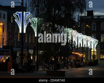 Hereford, Herefordshire, Royaume-Uni. 13 novembre 2020. Les illuminations de Noël de Hereford ont été activées, mais en raison de Covid 19, les célébrations habituelles de High Town ont été remplacées par un événement virtuel. Le maire de Hereford, le conseiller Kath Hey, a été accompagné par le maire junior Theo Ashton et Mark Edwards de Sunshine radio, mais il n'y avait pas de foule pour assister à l'allumage. Ville haute de Hereford. Crédit : Andrew Compton/Alay Live News Banque D'Images