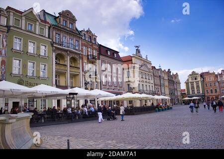 Wroclaw, Pologne - 10 mai 2019 : personnes profitant d'activités de loisirs dans le centre-ville de la place principale pendant l'été contre ciel nuageux. Célèbre touris polonais Banque D'Images