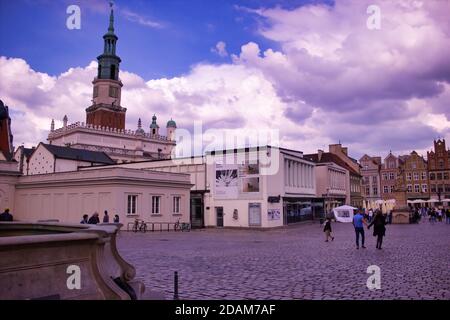 Wroclaw, Pologne - 10 mai 2019 : personnes profitant d'activités de loisirs dans le centre-ville de la place principale pendant l'été contre ciel nuageux. Arc de bâtiment polonais Banque D'Images