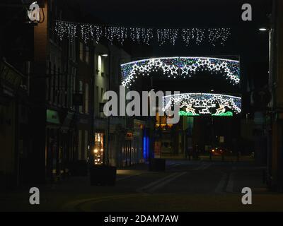 Hereford, Herefordshire, Royaume-Uni. 13 novembre 2020. Les illuminations de Noël de Hereford ont été activées, mais en raison de Covid 19, les célébrations habituelles de High Town ont été remplacées par un événement virtuel. Le maire de Hereford, le conseiller Kath Hey, a été accompagné par le maire junior Theo Ashton et Mark Edwards de Sunshine radio, mais il n'y avait pas de foule pour assister à l'allumage. Widemarsh Street, Hereford. Crédit : Andrew Compton/Alay Live News Banque D'Images