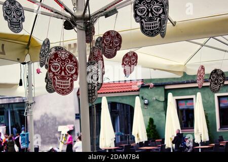 Bannière du crâne de sucre pour le jour mexicain des morts Festival de célébration suspendu devant le restaurant situé en ville centre Banque D'Images