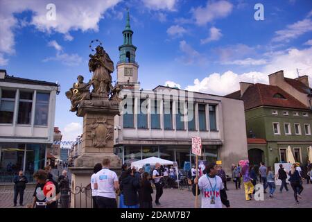 Wroclaw, Pologne - 10 mai 2019 : personnes profitant d'activités de loisirs dans le centre-ville de la place principale pendant l'été contre ciel nuageux. Célèbre touris polonais Banque D'Images