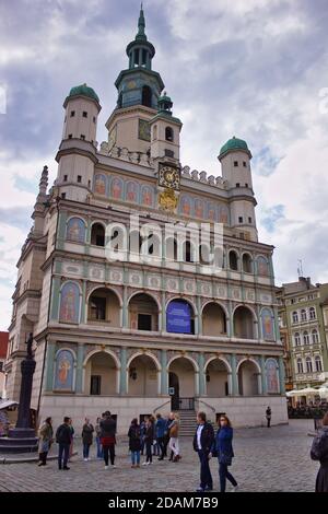 Wroclaw, Pologne - 10 mai 2019 : célèbre extérieur de l'église dans le centre-ville de la place principale pendant l'été contre ciel nuageux. Célèbre atracti touristique polonais Banque D'Images