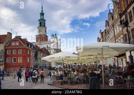 Wroclaw, Pologne - 10 mai 2019 : personnes profitant d'activités de loisirs dans le centre-ville de la place principale pendant l'été contre ciel nuageux. Célèbre touris polonais Banque D'Images