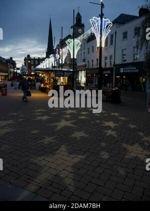 Hereford, Herefordshire, Royaume-Uni. 13 novembre 2020. Les illuminations de Noël de Hereford ont été activées, mais en raison de Covid 19, les célébrations habituelles de High Town ont été remplacées par un événement virtuel. Le maire de Hereford, le conseiller Kath Hey, a été accompagné par le maire junior Theo Ashton et Mark Edwards de Sunshine radio, mais il n'y avait pas de foule pour assister à l'allumage. Ville haute de Hereford. Crédit : Andrew Compton/Alay Live News Banque D'Images