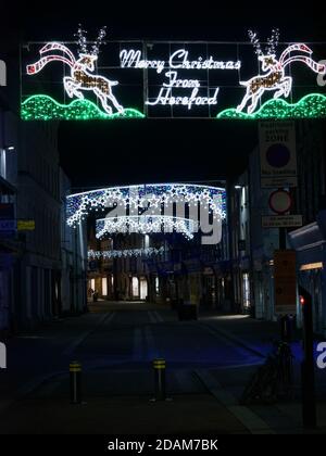 Hereford, Herefordshire, Royaume-Uni. 13 novembre 2020. Les illuminations de Noël de Hereford ont été activées, mais en raison de Covid 19, les célébrations habituelles de High Town ont été remplacées par un événement virtuel. Le maire de Hereford, le conseiller Kath Hey, a été accompagné par le maire junior Theo Ashton et Mark Edwards de Sunshine radio, mais il n'y avait pas de foule pour assister à l'allumage. Widemarsh Street, Hereford. Crédit : Andrew Compton/Alay Live News Banque D'Images