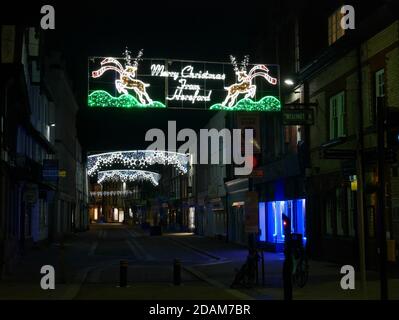 Hereford, Herefordshire, Royaume-Uni. 13 novembre 2020. Les illuminations de Noël de Hereford ont été activées, mais en raison de Covid 19, les célébrations habituelles de High Town ont été remplacées par un événement virtuel. Le maire de Hereford, le conseiller Kath Hey, a été accompagné par le maire junior Theo Ashton et Mark Edwards de Sunshine radio, mais il n'y avait pas de foule pour assister à l'allumage. Widemarsh Street, Hereford. Crédit : Andrew Compton/Alay Live News Banque D'Images