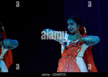 Cracovie, Pologne - 01 avril 2019 : une fille indienne portant des vêtements traditionnels classiques se posant comme une danseuse classique indienne Banque D'Images