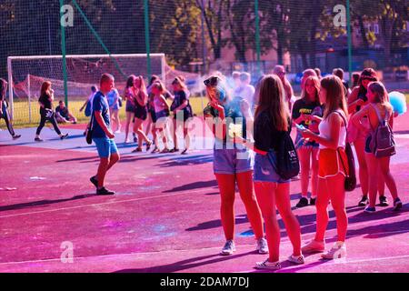 Cracovie, Pologne - 25 août 2019 : les étudiants jouent avec des couleurs pendant le festival hindou Holi. Banque D'Images