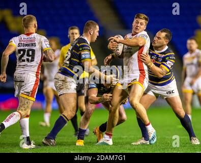 13 novembre 2020 ; le stade Halliwell Jones, Warrington, Cheshire, Angleterre ; les séries de rugby de Betfred, les dragons catalans contre les Rhinos de Leeds ; Tom Davies, des Dragons catalans, est attaqué Banque D'Images