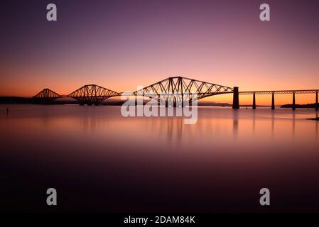 Le Forth Rail Bridge au lever du soleil, en Écosse Banque D'Images