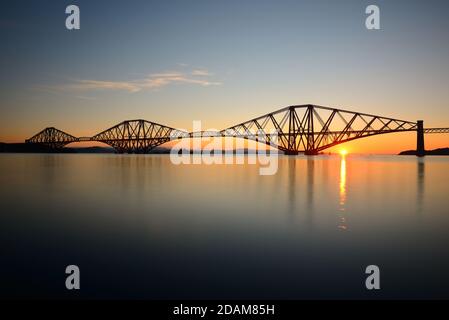 Le Forth Rail Bridge au lever du soleil, en Écosse Banque D'Images