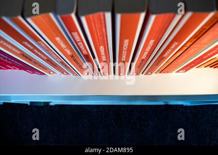 Étagère avec livres manchots orange classiques. Banque D'Images