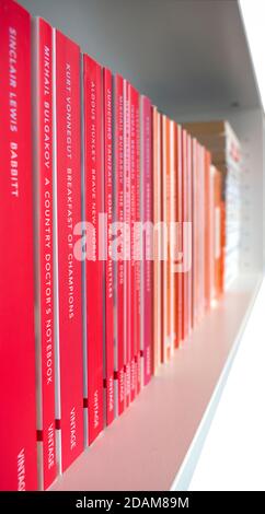Étagère avec livres manchots orange classiques. Banque D'Images