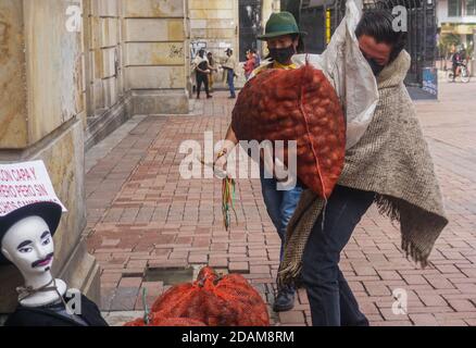 Bogota, Colombie. 13 novembre 2020. Un agriculteur porte un paquet de pommes de terre en protestation.les agriculteurs colombiens et les producteurs de pommes de terre se mobilisent pour exiger des solutions réelles du gouvernement à la crise dans le secteur. Quelque chose qui les a forcés à vendre leur production sur les routes et les péages du pays pour amortir la situation économique actuelle. Crédit : Daniel Garzon Herazo/ZUMA Wire/Alay Live News Banque D'Images